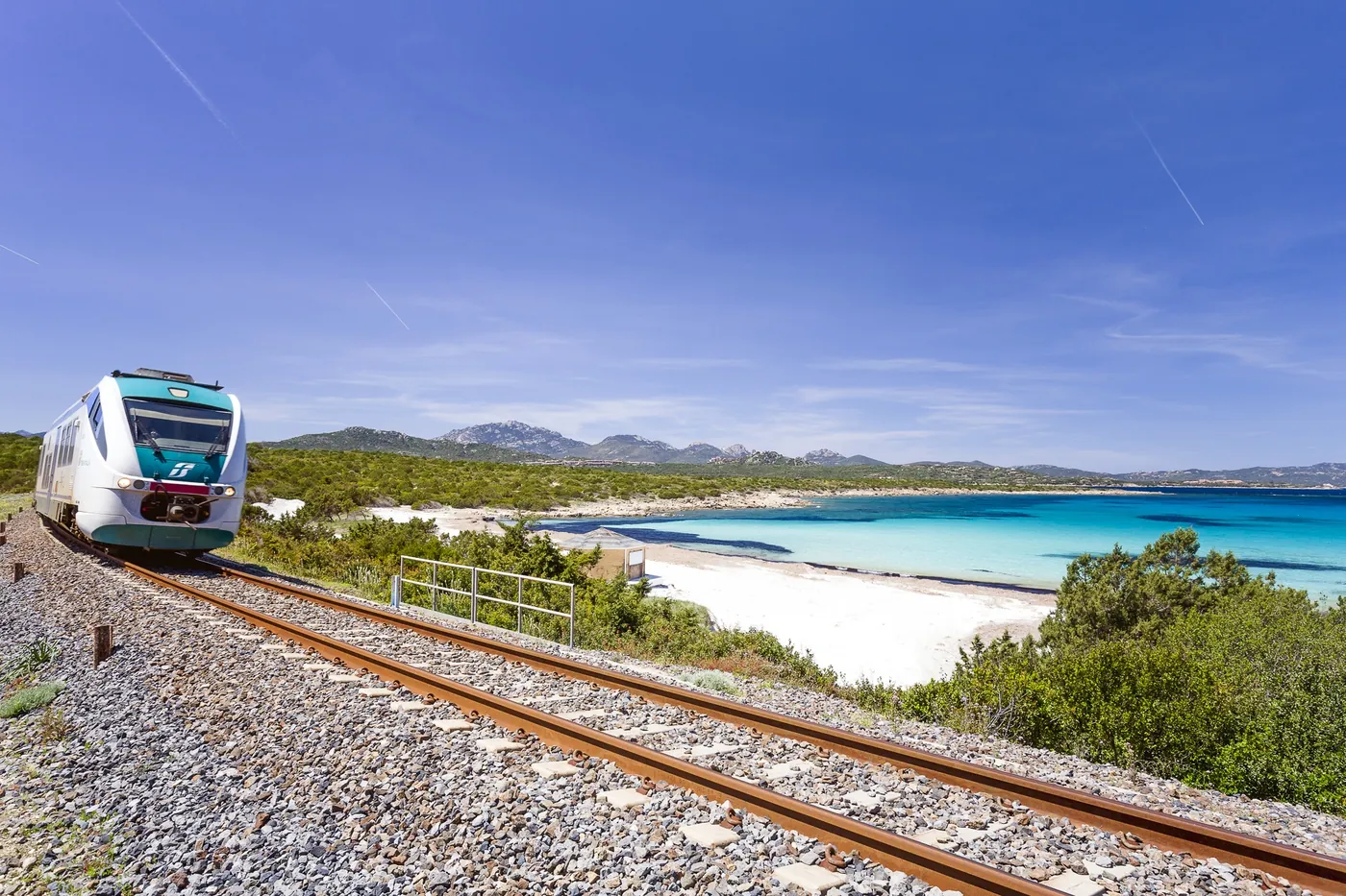 Cala Sabina, Golfo Aranci, con il treno che costeggia la spiaggia